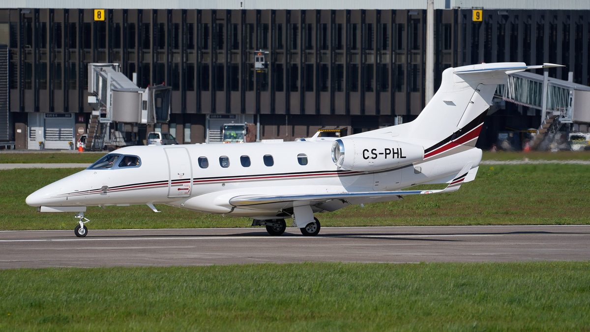 Embraer Phenom 300 photo 2