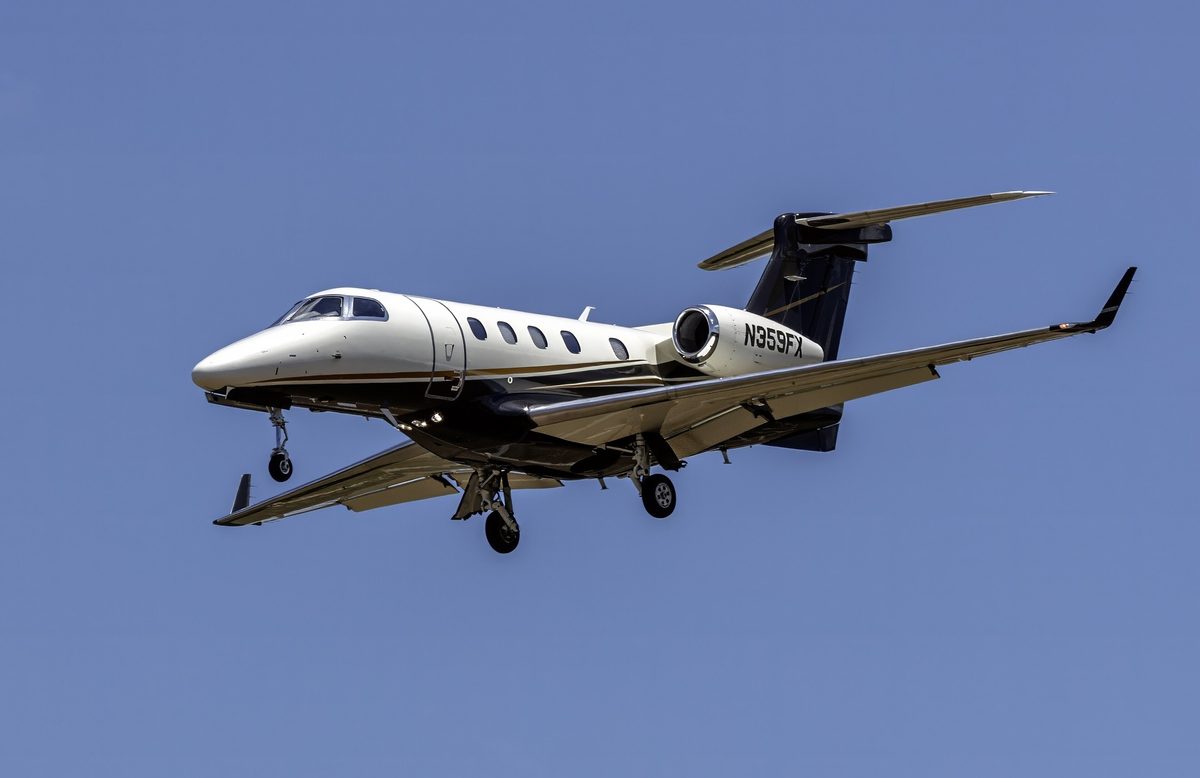 Embraer Phenom 300 photo 3