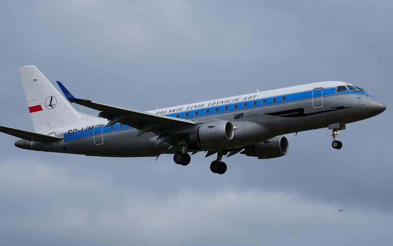 Embraer E170 flown by Reliance Commercial Dealers